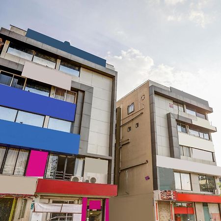 Capital O Maple View Hotel Naroda Ngoại thất bức ảnh