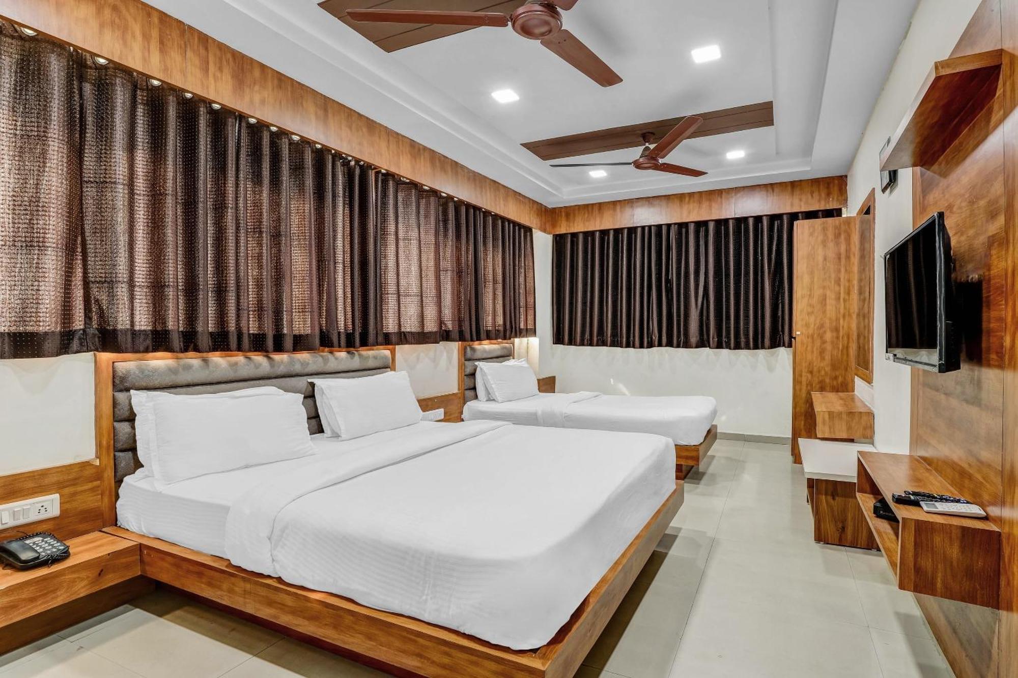 Capital O Maple View Hotel Naroda Ngoại thất bức ảnh
