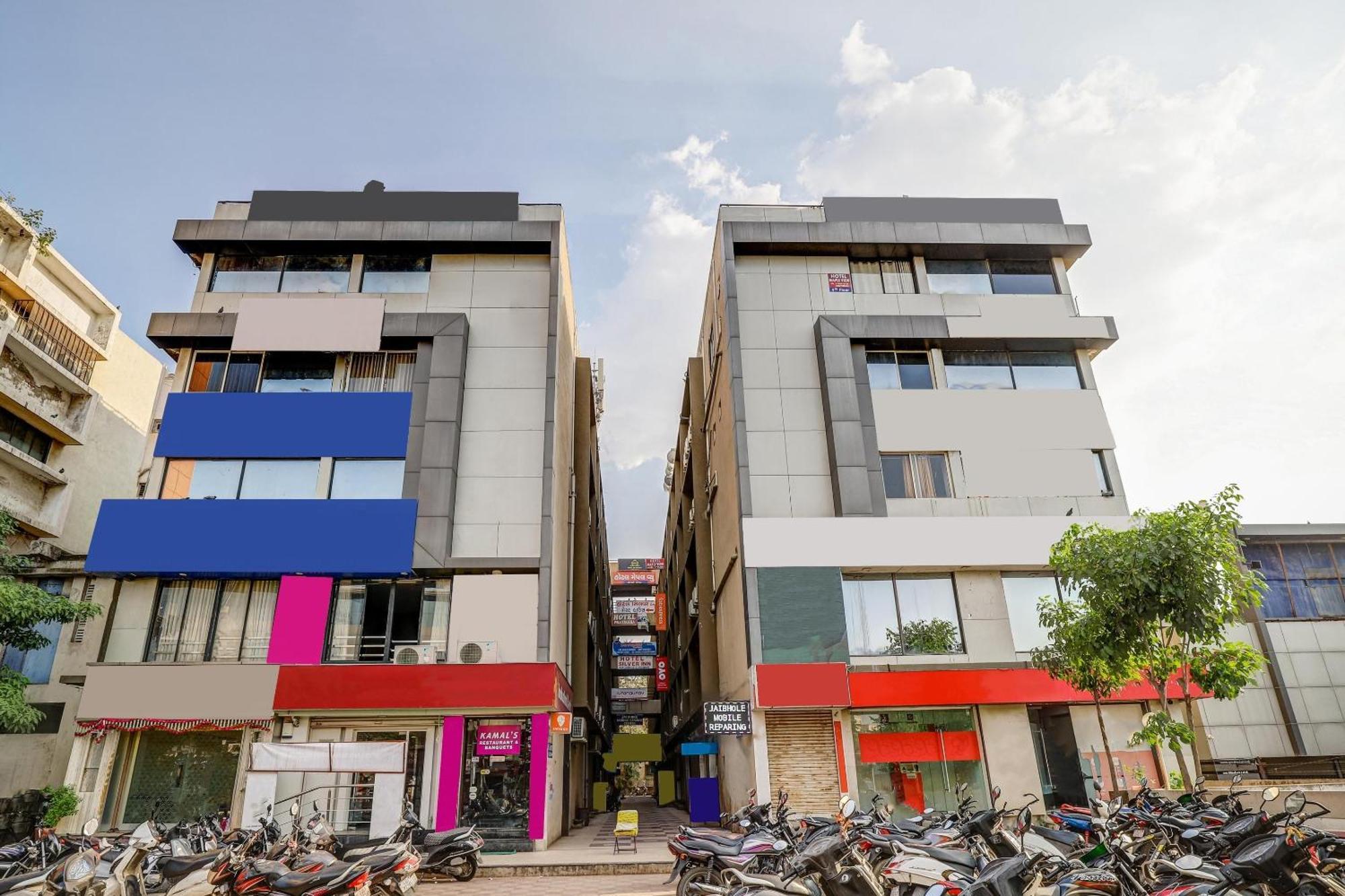 Capital O Maple View Hotel Naroda Ngoại thất bức ảnh