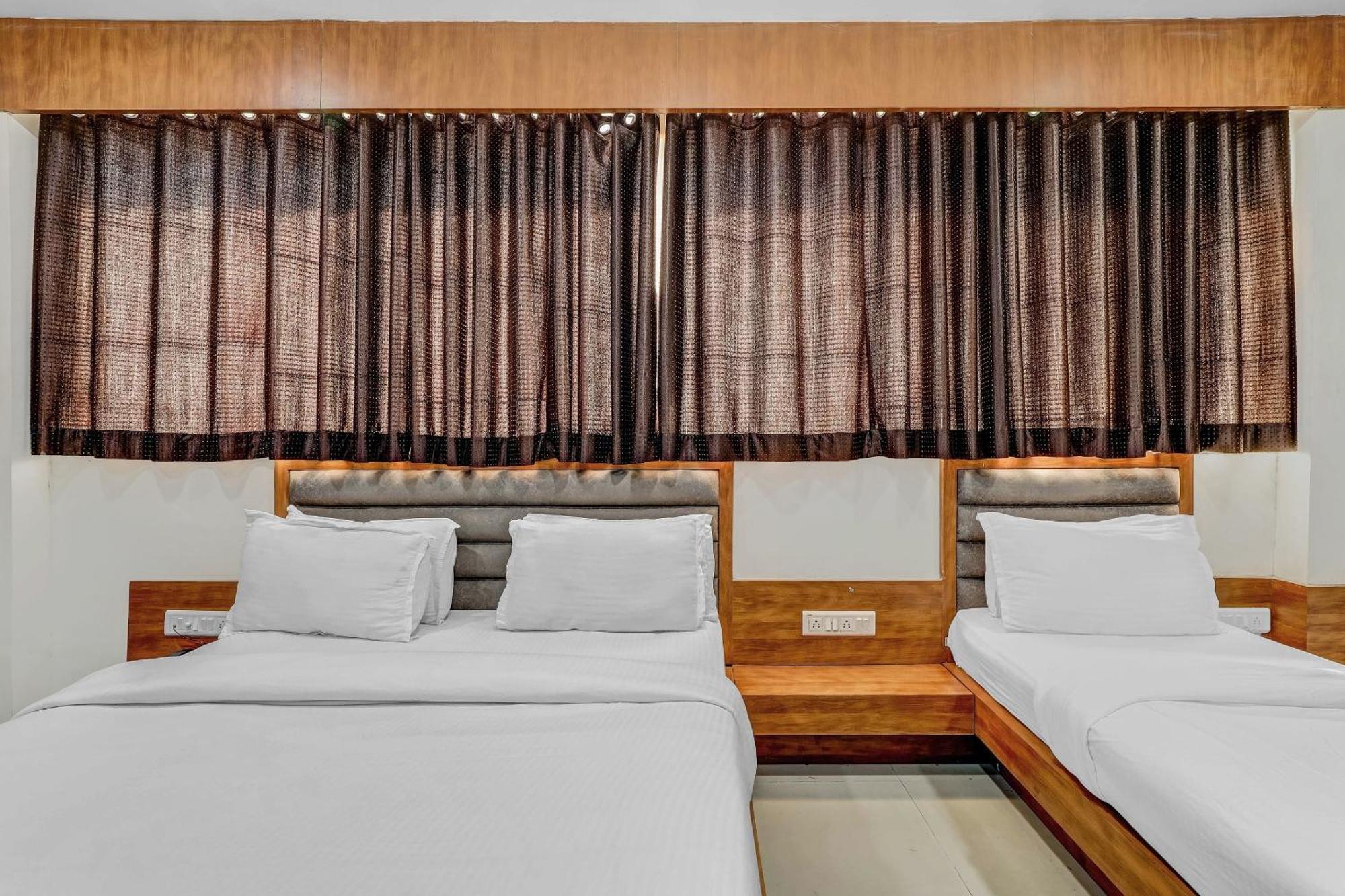 Capital O Maple View Hotel Naroda Ngoại thất bức ảnh