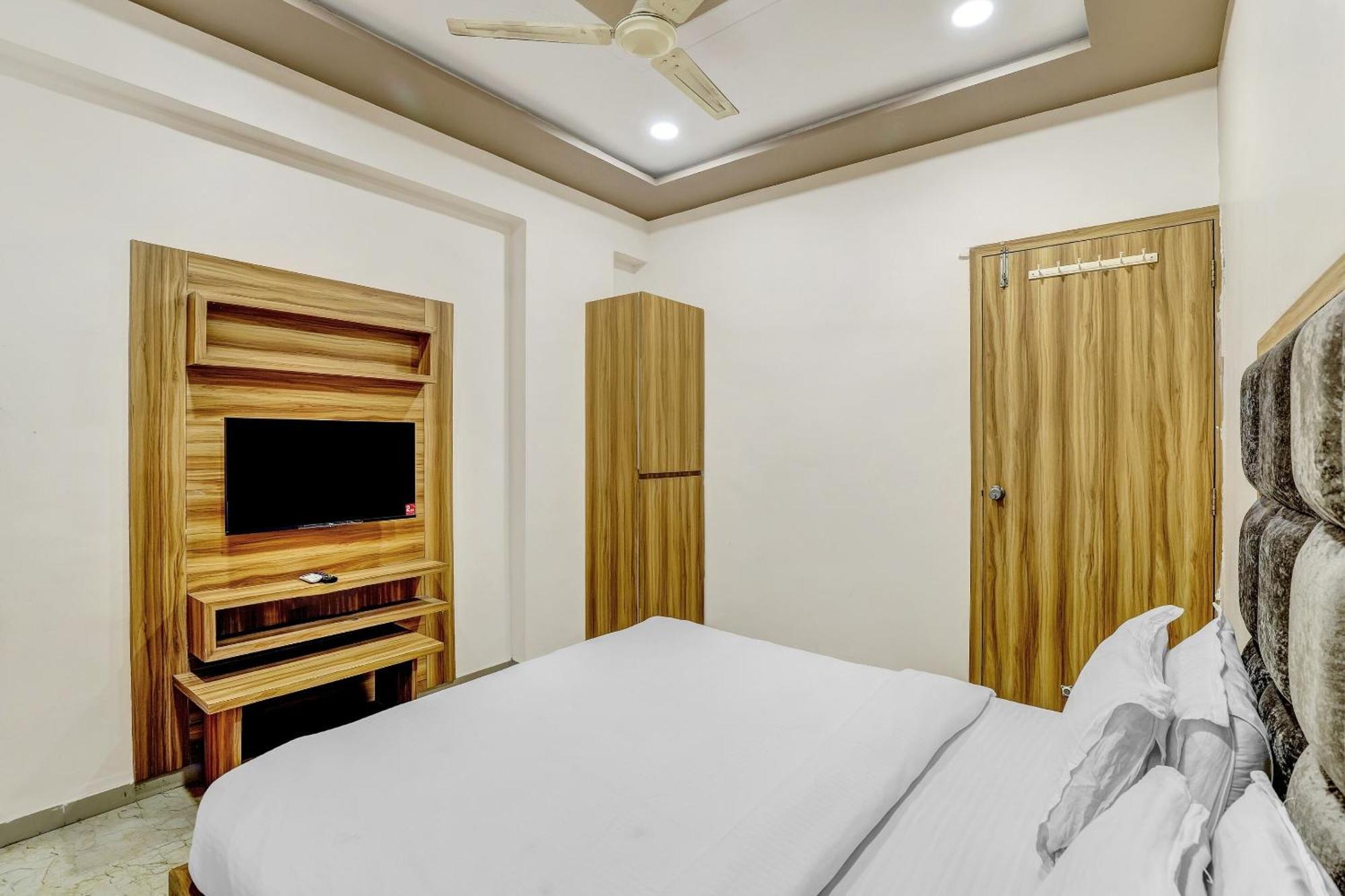 Capital O Maple View Hotel Naroda Ngoại thất bức ảnh