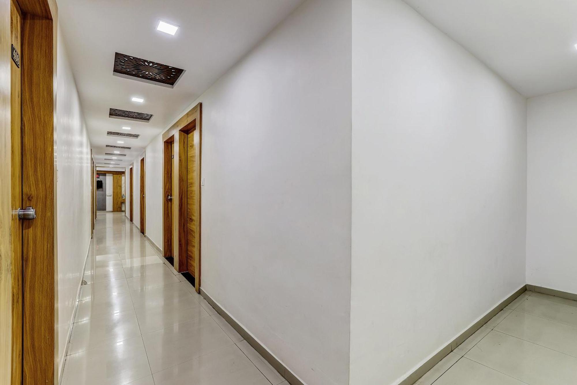 Capital O Maple View Hotel Naroda Ngoại thất bức ảnh