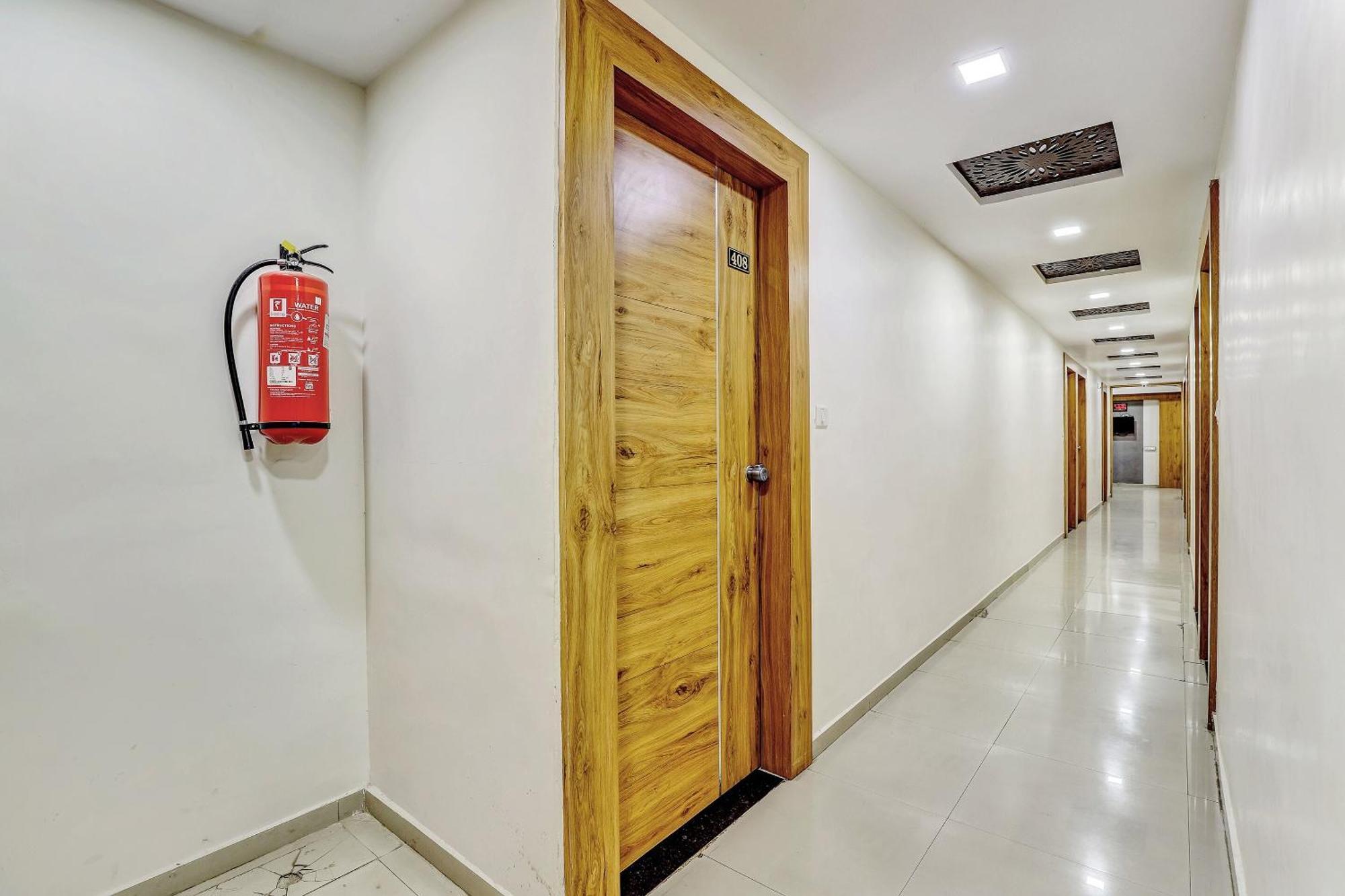 Capital O Maple View Hotel Naroda Ngoại thất bức ảnh