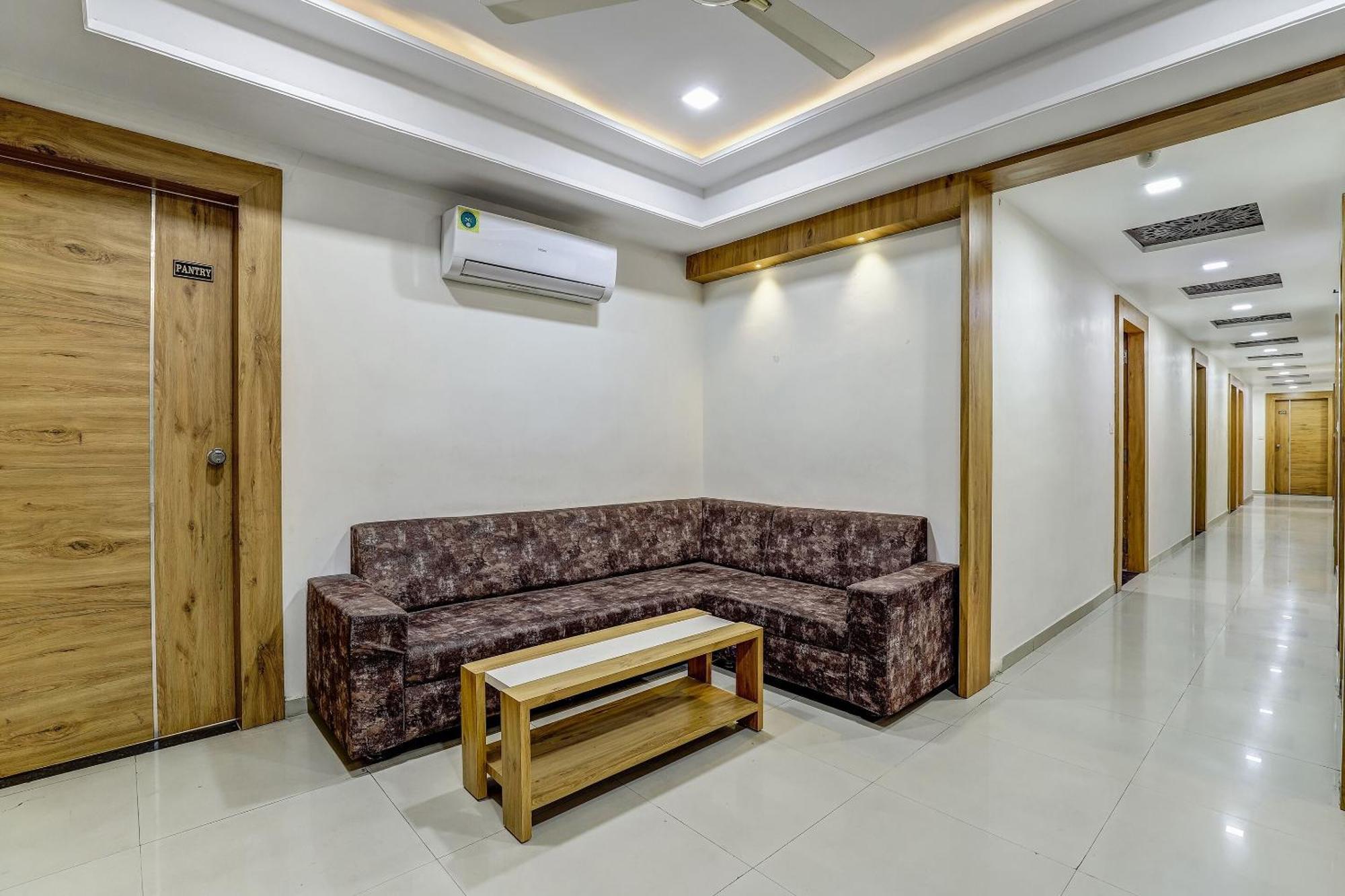 Capital O Maple View Hotel Naroda Ngoại thất bức ảnh