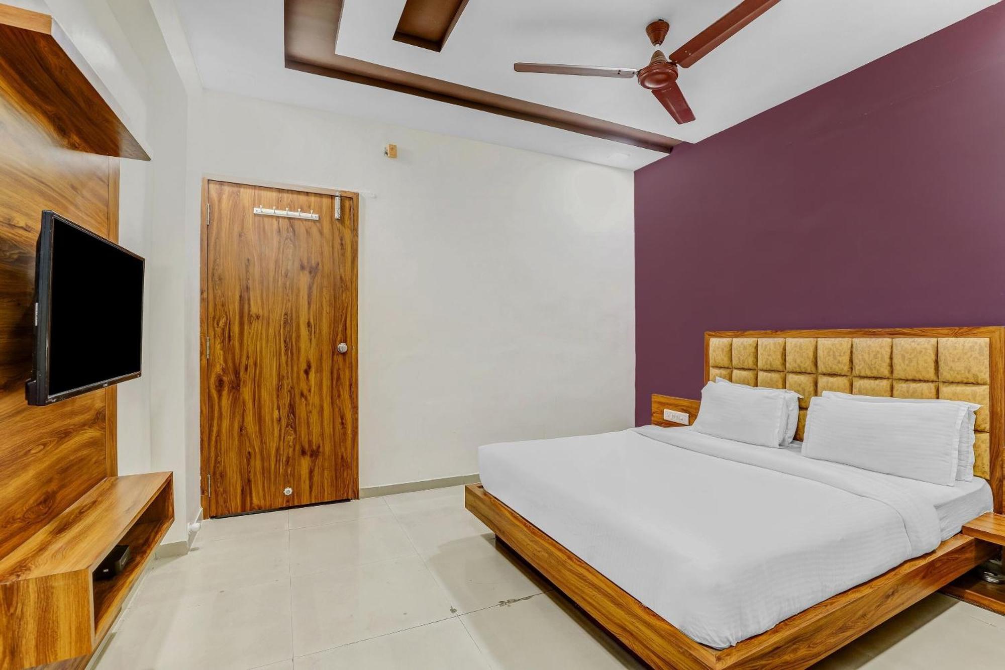 Capital O Maple View Hotel Naroda Ngoại thất bức ảnh
