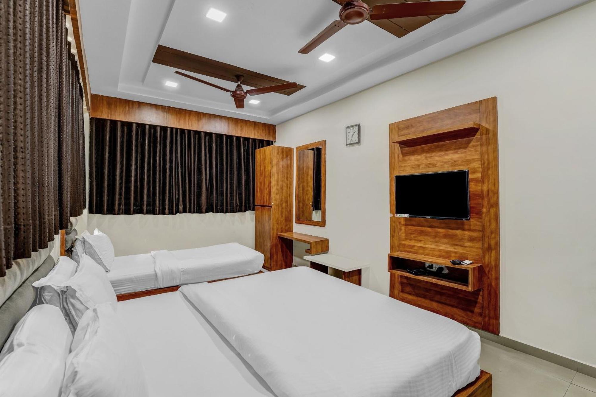 Capital O Maple View Hotel Naroda Ngoại thất bức ảnh