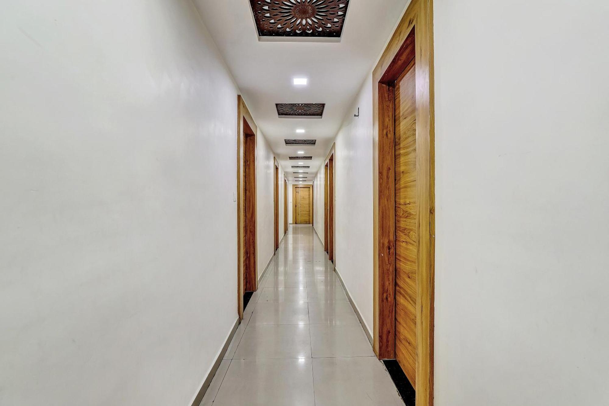 Capital O Maple View Hotel Naroda Ngoại thất bức ảnh