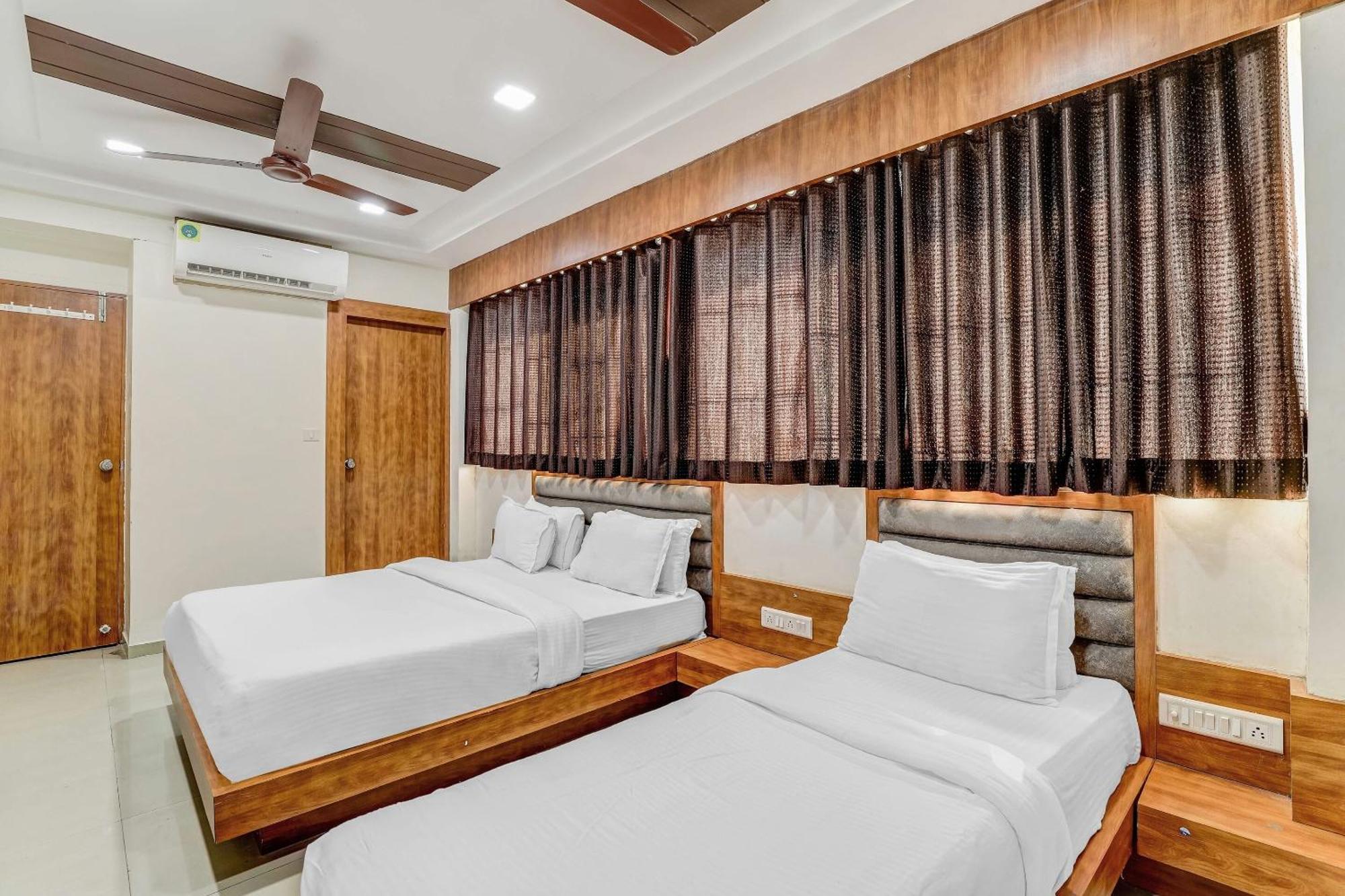 Capital O Maple View Hotel Naroda Ngoại thất bức ảnh