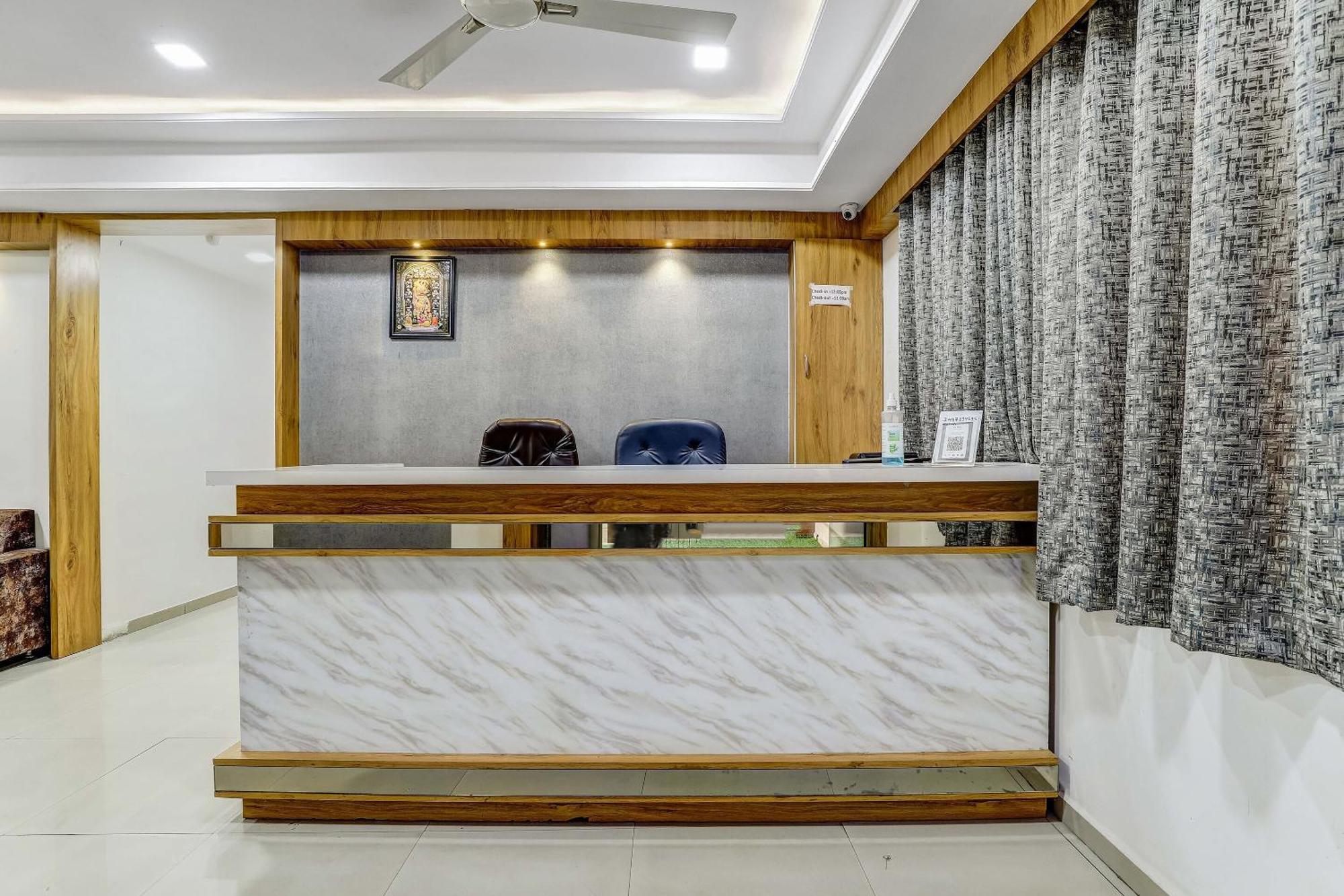 Capital O Maple View Hotel Naroda Ngoại thất bức ảnh
