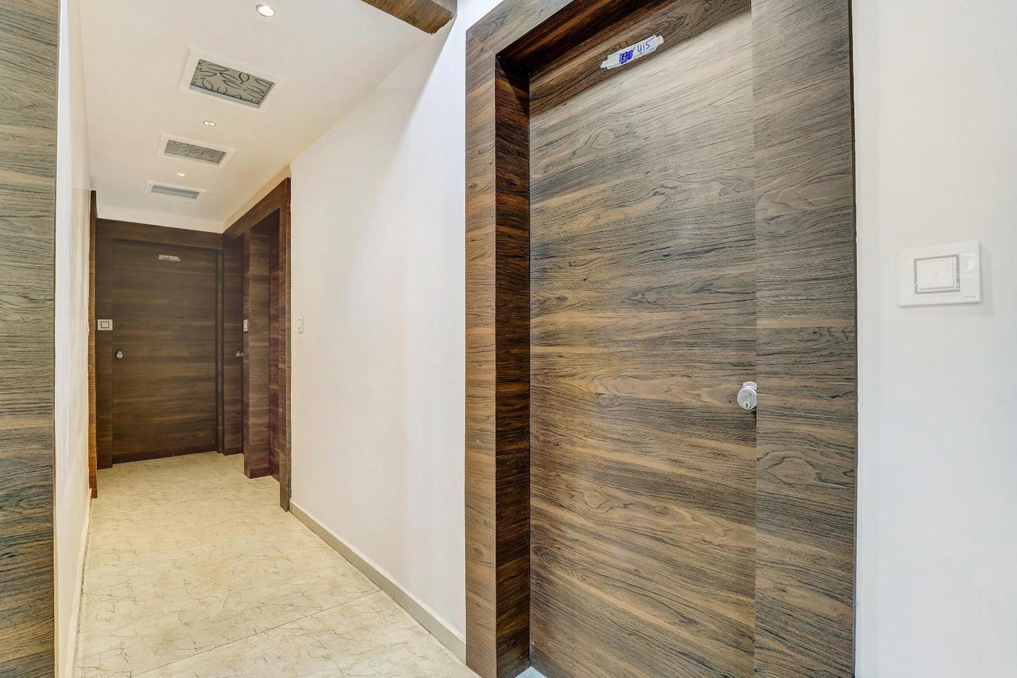 Capital O Maple View Hotel Naroda Ngoại thất bức ảnh