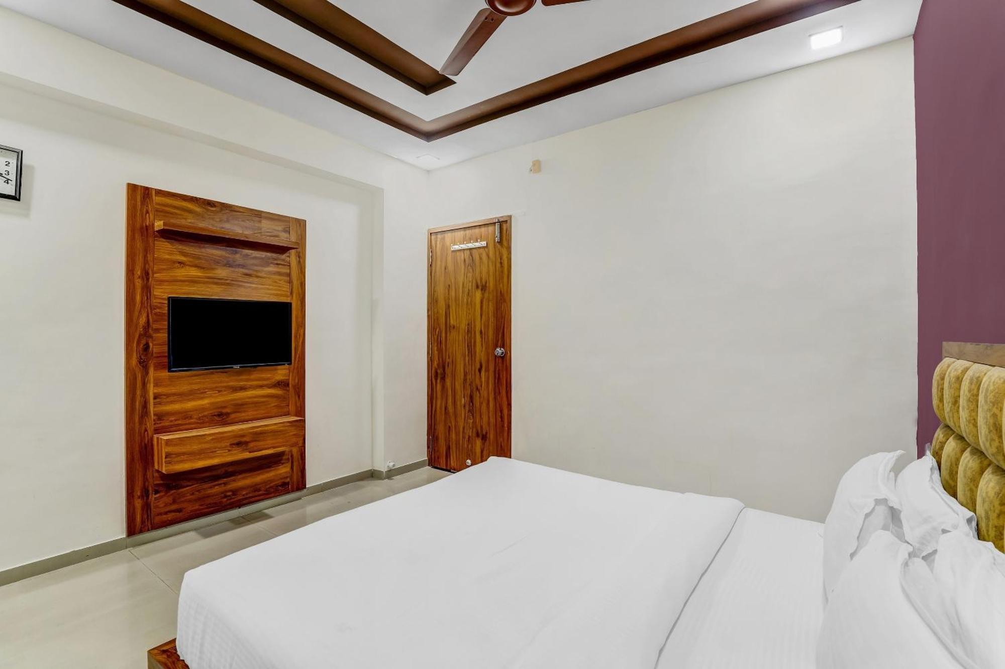 Capital O Maple View Hotel Naroda Ngoại thất bức ảnh