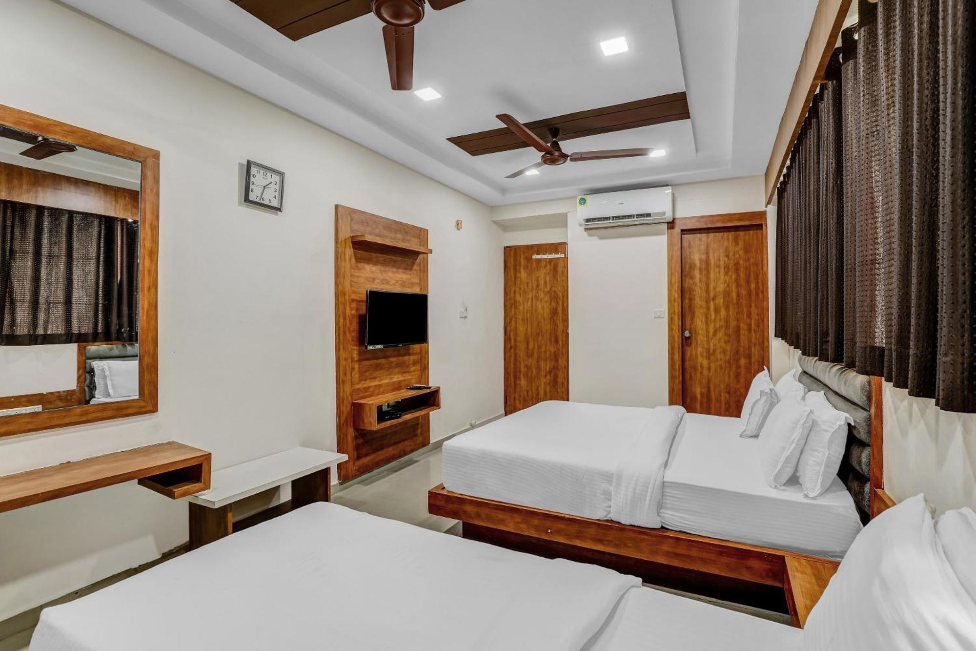 Capital O Maple View Hotel Naroda Ngoại thất bức ảnh